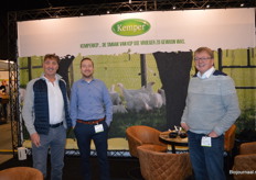 Bij Kemper Kip: Herman en Joris Kemper en Henri Verstappen. Henri over de langdurige ophokplicht: "We zorgen voor extra afleiding in de stal, met onder meer grasbalen. Uiteindelijk komen we niet onder vaccins uit."